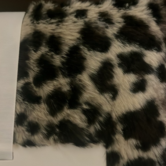 Koolaburra by UGG Leopard Print Throw Blanket - Black and Cream - Picture 3 of 5